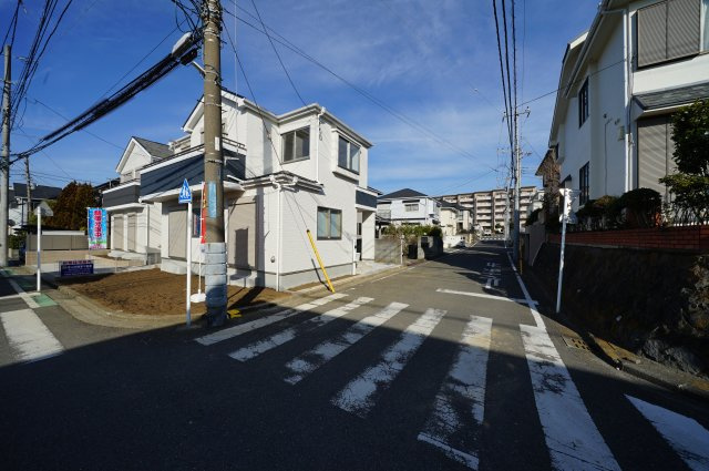保土ヶ谷区法泉１丁目全２棟 　新築戸建ての前面道路含む現地写真