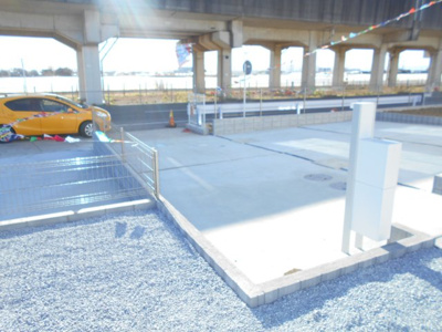 【駐車場】 | 鴻巣市　屈巣18-2期　全3棟　1号棟　91坪　らすと1棟 | 駐車場です。完成済み。値段変更しております。2180から1880に価格変更です。