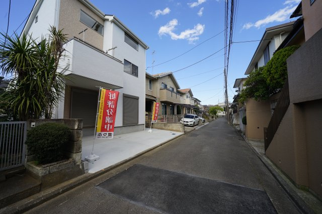 保土ヶ谷区権太坂１丁目　新築戸建【成約】の前面道路含む現地写真