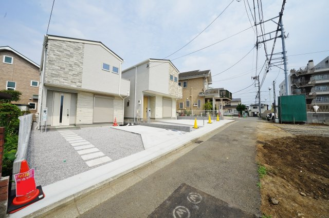 保土ヶ谷区仏向町　全２棟新築戸建【成約】の前面道路含む現地写真|車種にもよりますが、お車2台駐車可能です。