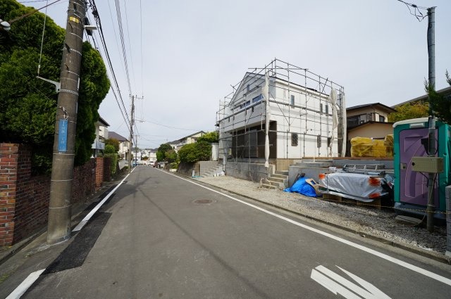 保土ヶ谷区法泉１丁目全２棟　新築戸建【成約】の前面道路含む現地写真