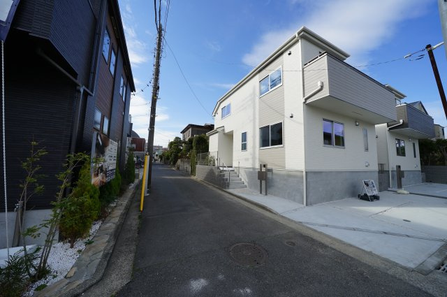 保土ヶ谷区狩場町　全2棟新築一戸建て【成約】の前面道路含む現地写真