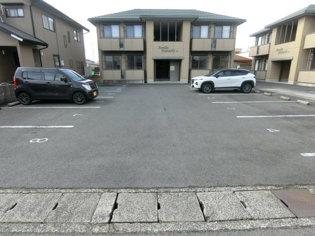 ファミーユ中野B棟の駐車場