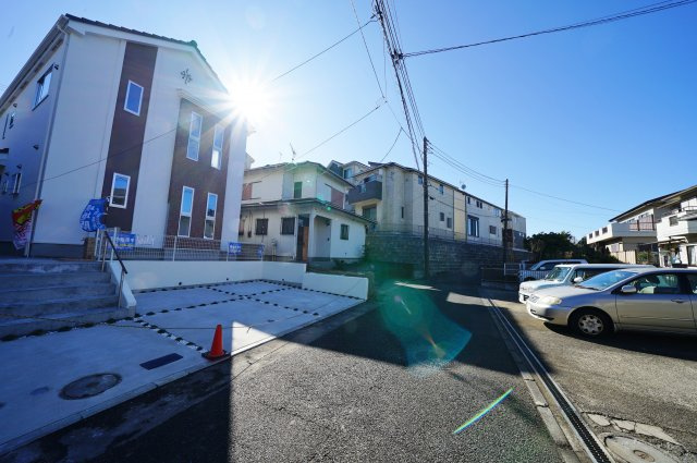 価格変更！全居室６帖以上の５ＬＤＫ、大型浴室ＴＶ付♪カースペース２台♪　保土ヶ谷区仏向町　新築戸建の前面道路含む現地写真