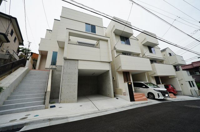 保土ヶ谷区仏向町　全４棟新築戸建て【成約】の外観|地下車庫とスカイバルコニーのあるお住まい。