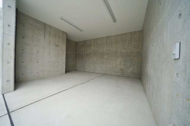 保土ヶ谷区仏向町　全４棟新築戸建て【成約】の駐車場|大切なお車を雨風から守るビルトイン車庫です。