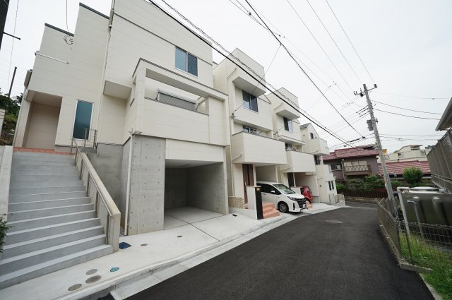 保土ヶ谷区仏向町　全４棟新築戸建て【成約】の前面道路含む現地写真|バス停まで徒歩約2分の立地。
