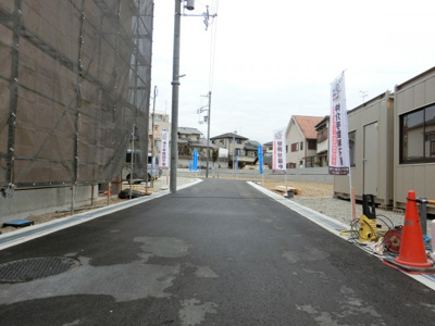 【前面道路含む現地写真】 | マイタウン上野西プレミアム◇◆全15区画◇◆自由設計可能◇◆ | 【現地写真】前面道路写真♪
約4.7ｍありますので、全住戸、駐車もラクラク♪