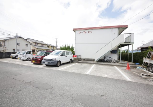 フォーブル末広の駐車場