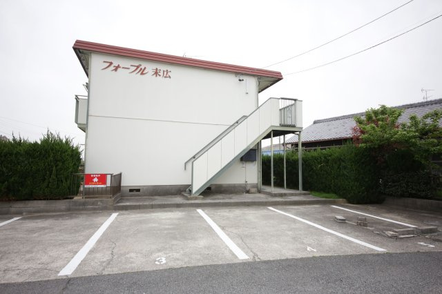フォーブル末広の駐車場
