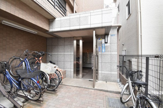 【エントランス】 | 京浜急行大師線「港町」駅徒歩5分の好立地！