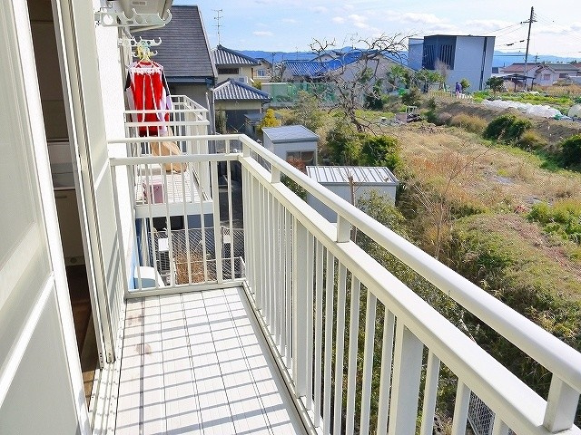 エステートピアヨネザワのバルコニー|バルコニーからの眺めを楽しみながら食事をしませんか