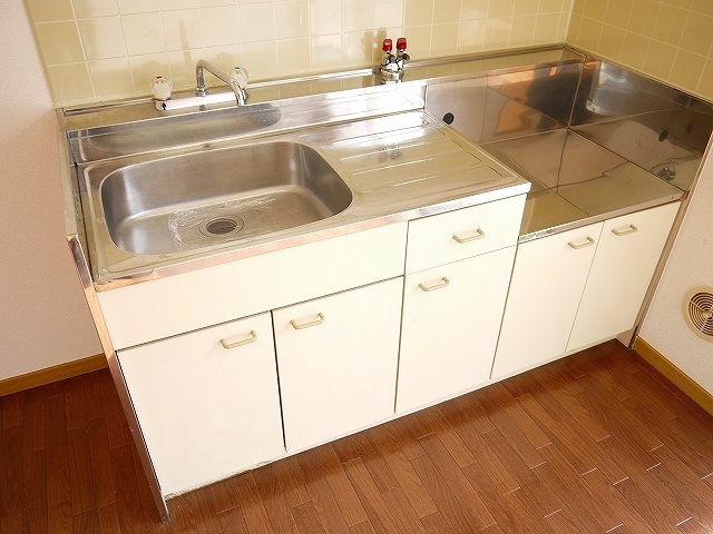 エステートピアヨネザワのキッチン|コンパクトなキッチンで掃除もラクラク