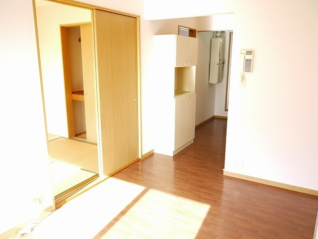 エステートピアヨネザワの居間・リビング|ゆったりとした居間です