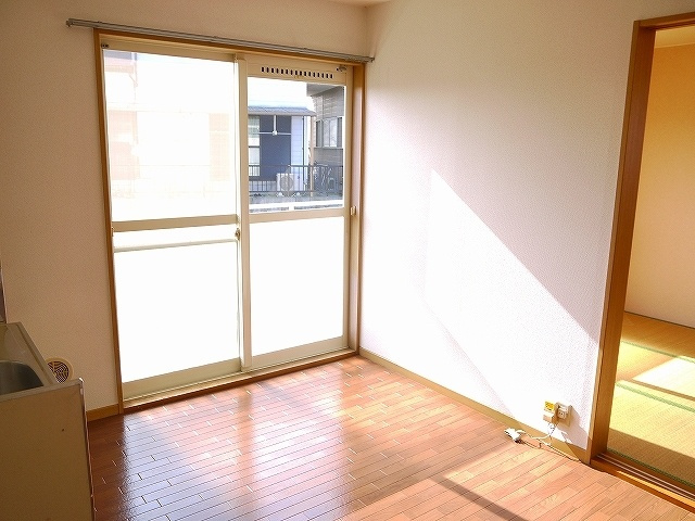 エステートピアヨネザワの居間・リビング|ゆったりとしたリビングです