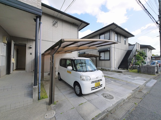 プリンセスコート朱雀Ⅰ　Ｃ棟の駐車場|駐車場があるので、車を買う予定の方も安心です