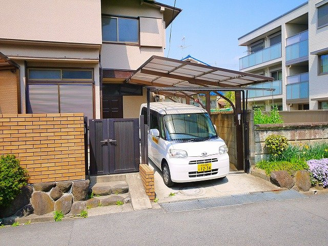 秋篠三和町竹田邸貸家の駐車場|カースペースがあります
