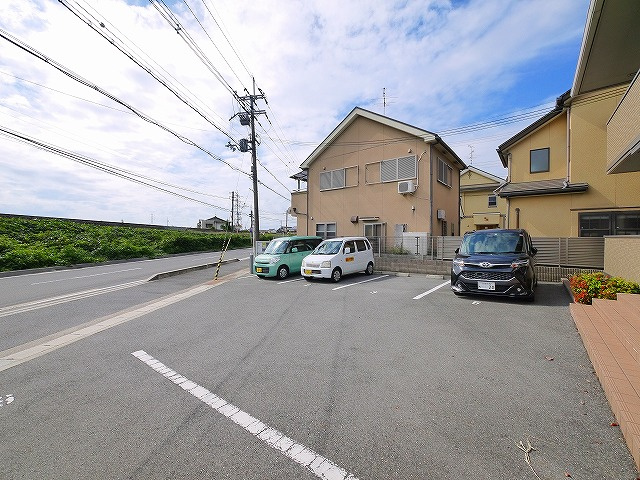 アージュの駐車場|駐車場があるので、車を買う予定の方も安心です