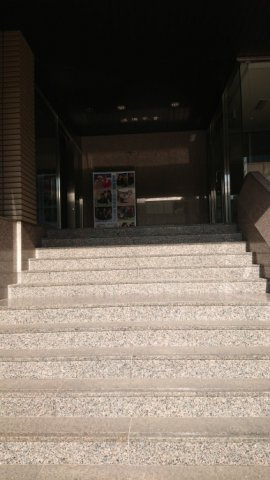 明友ビルの玄関