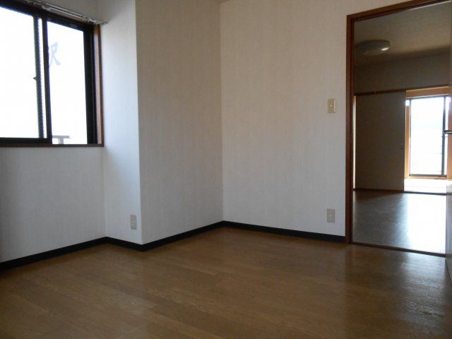 ファミール芹沢の洋室
