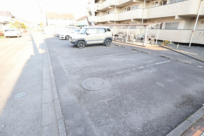 マンション志茂の駐車場