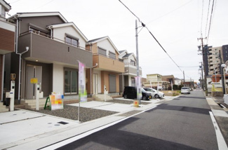 【前面道路含む現地写真】 | 4号棟　現地（2019年2月）撮影
前面道路は南側幅員約5.84mの公道。