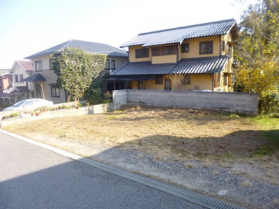 【駐車場】 | 大津市和邇北浜619-8　二世帯中古戸建、近隣土地付 | 建物横に1台、約50m離れたところに駐車場用地を併せて提案