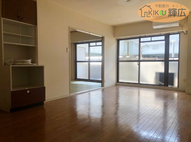 【居間・リビング】 | グランドシャトー西明石　3階 | リビングは和室、洋室それぞれと繋がっております。