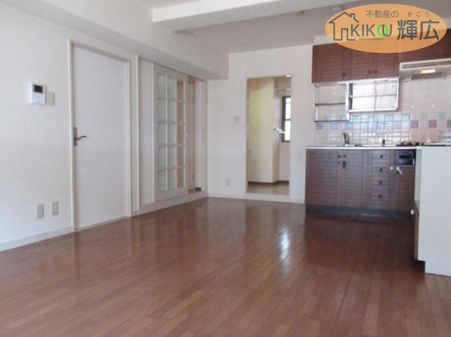 【居間・リビング】 | グランドシャトー西明石　3階 | リビング約13.3帖ございます。形の良い間取りですので家具の配置がしやすいです