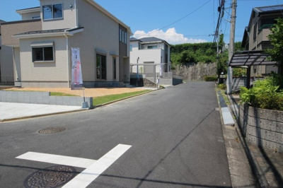 【前面道路含む現地写真】 | 大津市仰木の里東5丁目5-37　新築戸建