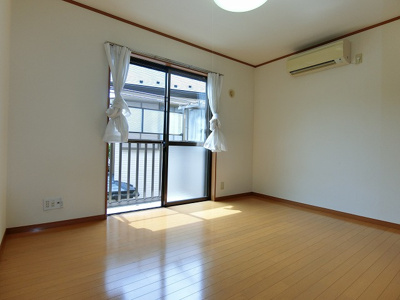 【洋室】 | 吉田コーポ | 南向き洋室6帖☆バルコニーに繋がる角部屋です♪エアコン付きで1年中快適に過ごせますね☆
