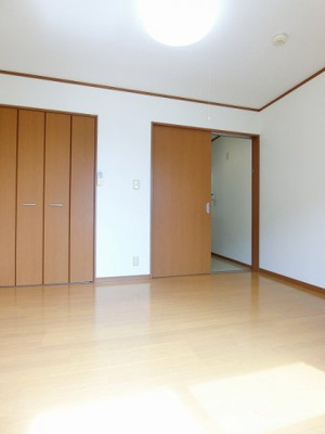 【寝室】 | 吉田コーポ | 南向き洋室6帖☆クローゼットがあります♪お洋服の多い方もお部屋が片付いて快適に過ごせますね♪
