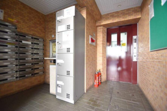 【エントランス】 | エントランスホール　宅配BOX完備