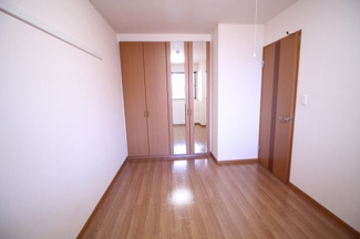 【寝室】 | エスポアールSⅡ | 広くて明るい寝室