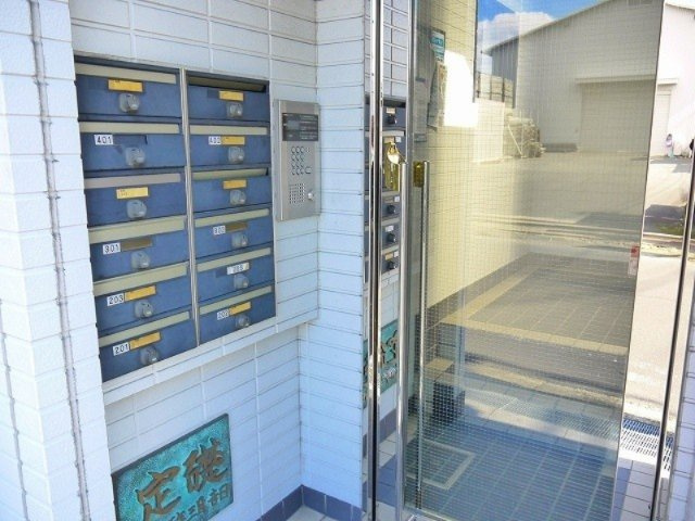 アイリスハイツ2号館のエントランス|建物の内部です