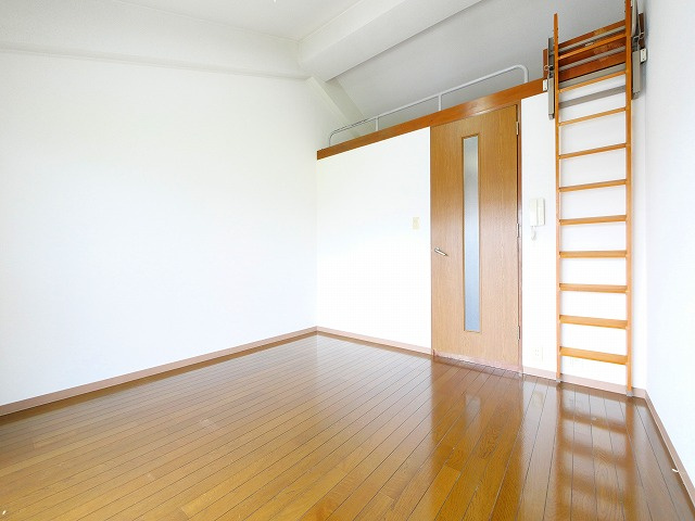 アイリスハイツ2号館の居間・リビング