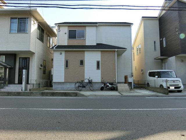 習志野市東習志野２丁目　中古戸建　平成２７年建築　の外観|習志野市東習志野２丁目　全面道路は８ｍ公道　開放的