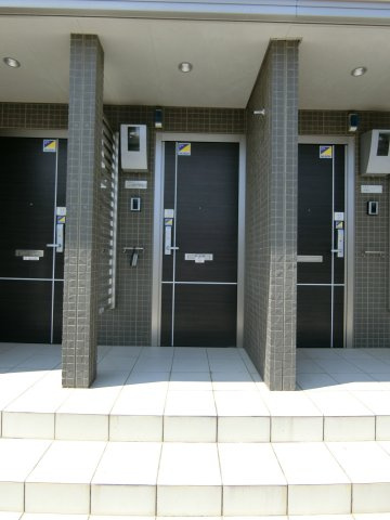 Mel-court（メルコート）の玄関