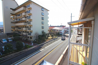 【展望】 | 《バルコニーからの眺望》建物の裏側も道になっています《公道東12ｍ》