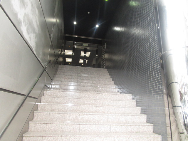 【エントランス】 | 2階まで階段
