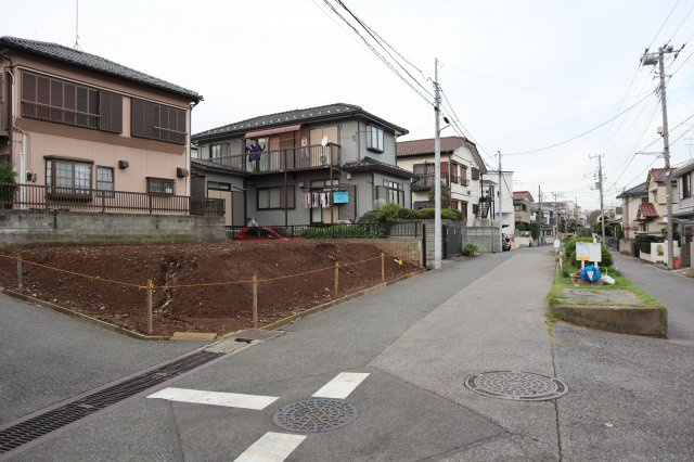 八千代市八千代台南２丁目　土地　南東×南西の角地　建築条件なしの前面道路含む現地写真
