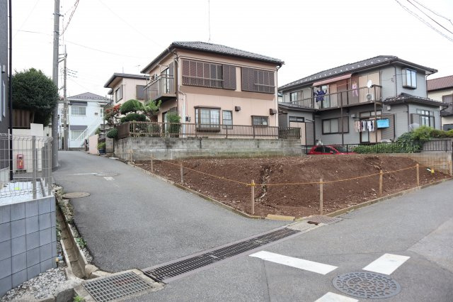 八千代市八千代台南２丁目　土地　南東×南西の角地　建築条件なしの前面道路含む現地写真