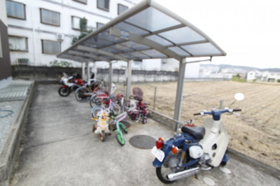 【駐車場】 | アルティ逢坂Ｂ | 駐車場があるので、車を買う予定の方も安心です