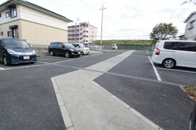 【駐車場】 | アルティ逢坂Ｂ | 駐車場があるので、車を買う予定の方も安心です