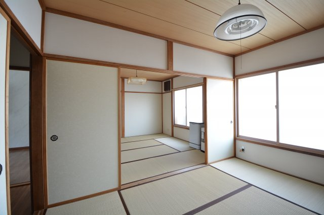 【和室】 | 高樋アパート | 柔らかい畳が心地よい和室　続き和室