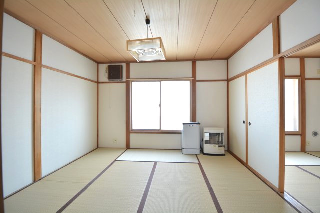 【和室】 | 高樋アパート | 和室8帖。居間にもなります。FFストーブ設置済