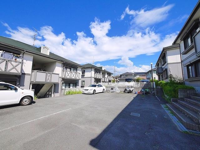サニープラザCの駐車場|車をお持ちの方に嬉しい駐車場付きの物件です