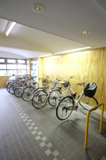 【その他共用部分】 | 駐輪場です！施設内なので雨に濡れません！