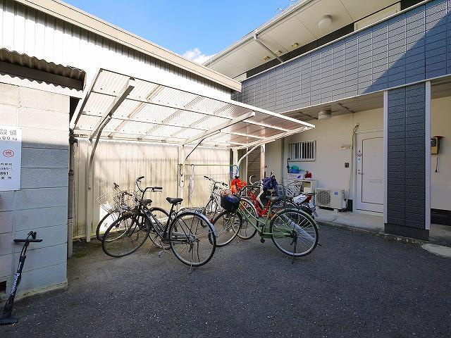 プレミール（勾田町）のその他共用部分|屋根付き駐輪場です
