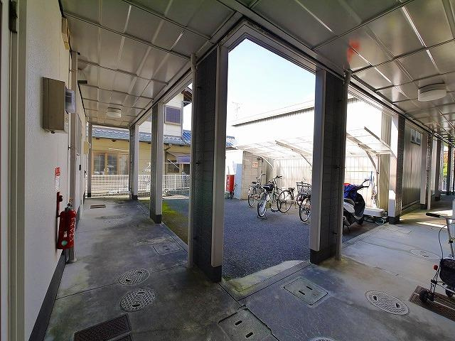 プレミール（勾田町）のその他共用部分|雨の日でも、お部屋まで屋根があるので便利です